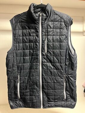 Cutter & Buck Rainier
Primaloft Men’s Puffer Vest Size M - Black